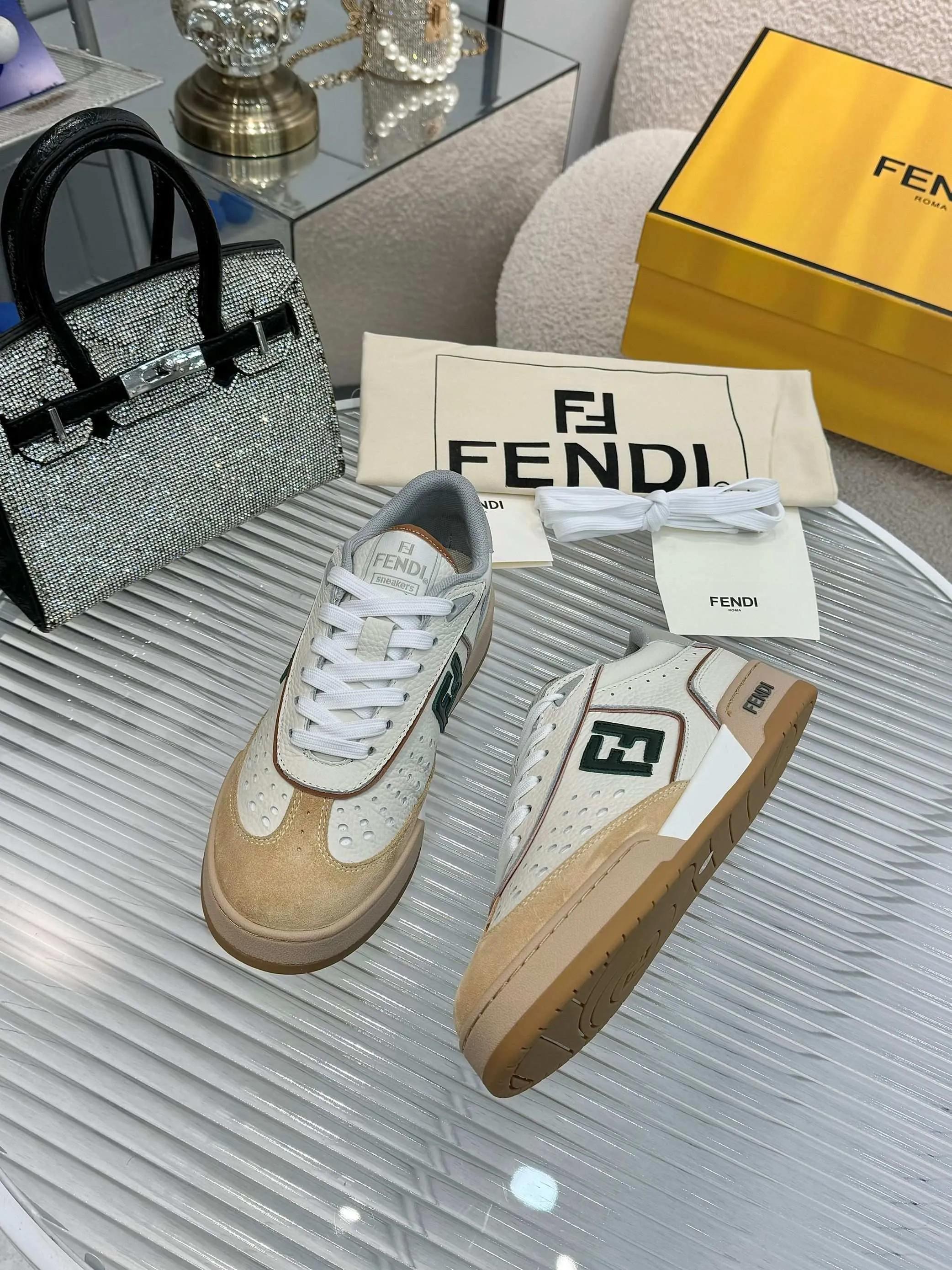 p620🐮🐮New❤Top super A version💯 Fendi Fendi 2025 New Year's King Explosive Style🔥 Many💑stars have the same style FD match. Original purchase for RMB14440. One to one replica. Designer Kim Jones's first sneaker fendi match and Donkey brand Trainer basketball sneakers, fresh blood injection and FF retro design It combines fashion and super comfort. [Wise] Whoever doesn’t grab it will regret it [There are many shoe uppers on the market with different color matching and cut corners in workmanship. The color matching and craftsmanship of my shoe upper are absolutely the same as the genuine products at the counter. Welcome to compare. Feet: Mesh injection molding pads 🎯 Soles: Please look for the original molded multi-color TPU outsole (❌ non-rubber sole) 🎯 Size: Female 35-41 Male 38-45 🎯 Packaging: Original 1:1 matching high-end packaging 🎁